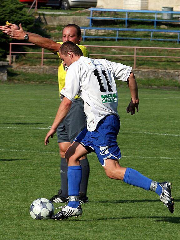 Fotbalisté Boskovic vydřeli o víkendu v divizi první bod. V utkání s Pelhřimovem přitom v poločase prohrávali již 0:2. Na konečných 3:3 vyrovnával šest minut před koncem z přímého kopu boskovický matador Vorlický.