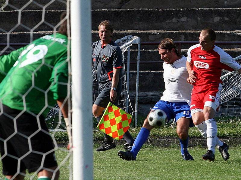 Fotbalisté Boskovic vydřeli o víkendu v divizi první bod. V utkání s Pelhřimovem přitom v poločase prohrávali již 0:2. Na konečných 3:3 vyrovnával šest minut před koncem z přímého kopu boskovický matador Vorlický.