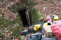 Jeskyňářovu nohu uvěznil v podzemí velký kámen. Hasiči a členové speleologické záchranné služby organizují jeho záchranu.