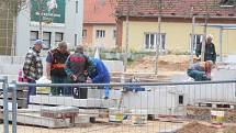 Dělníci musí do konce září dokončit stavbu klidové zóny na místě po zbouraném hotelu Dukla v Blansku.