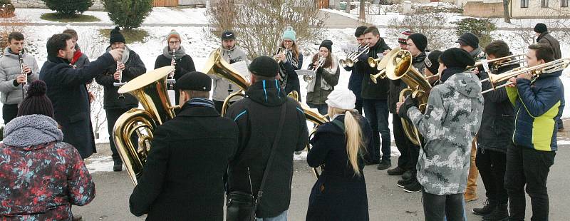 Dechový orchestr Malá Haná vyrazil na Blanensko a Svitavsko na tradiční předvánoční koledování. Už po osmnácté. Navštívil osm míst. Před nedělním polednem hrál ve Světlé (na snímcích) u tamní kapličky.