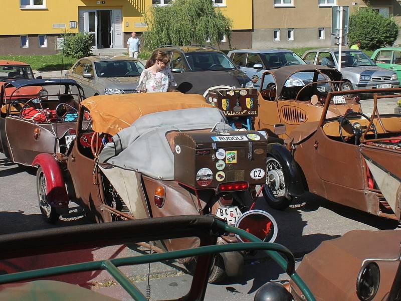 Náměstí Republiky v Blansku zaplnily v neděli dopoledne desítky plátěných vozítek značky Velorex. Přijely na tradiční sraz, který pořádal Fan klub Velorex. Konal se už počtyřiadvacáté.