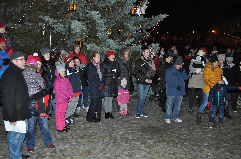 Přes sto lidí si ve středu v podvečer zazpívalo koledy s Deníkem na Masarykově náměstí v Boskovicích, společně s pěveckým kroužkem Pohodička Boskovice pod vedením Jany Kovářové a Ivany Staffové.