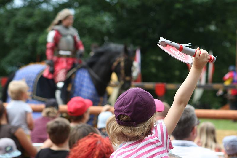 Návštěvníci zříceniny boskovického hradu se v sobotu vrátili o několik staletí zpátky v čase. Míjeli rytířské ležení, středověkou krčmu a historické tržiště. Na udatných rytířích se blýskala historická zbroj. Hradní čeládka se starala o koně.