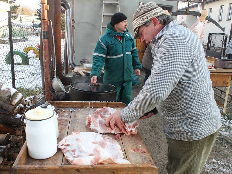 Cetkovičtí uspořádali v sobotu už potřetí obecní zabijačkové hody.