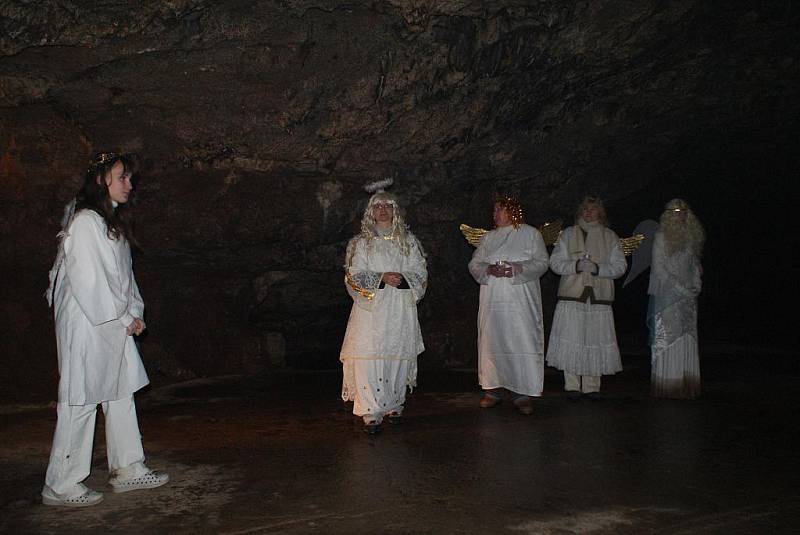 V pátek a v sobotu jeskyni Výpustek otvírali andělé. Děti do ní vstupovaly se zatajeným dechem a doufaly, že je obdaruje Mikuláš a neseberou čerti. Když se za nimi zavřela brána jeskyně, kde byl cítit pekelný dým, nebylo však jisté vůbec nic.