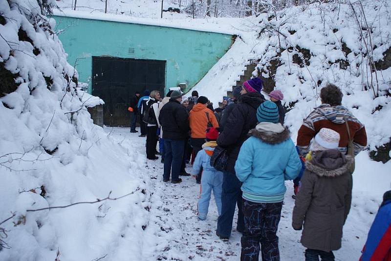 V pátek a v sobotu jeskyni Výpustek otvírali andělé. Děti do ní vstupovaly se zatajeným dechem a doufaly, že je obdaruje Mikuláš a neseberou čerti. Když se za nimi zavřela brána jeskyně, kde byl cítit pekelný dým, nebylo však jisté vůbec nic.