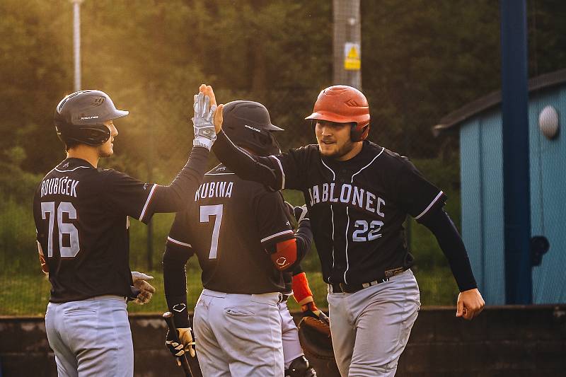 Blanenští baseballisté (ve světlém) na domácím hřišti dvakrát podlehli Jablonci.