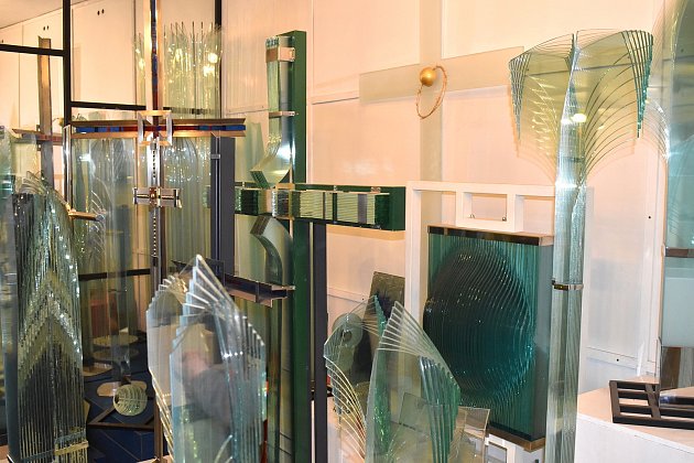 Valér Kováč procestoval téměř celý svět. V zahraničí ho proslavila unikátní technologie vrstveného skla, při které využívá klasické tabulové sklo. Nejraději přebývá a tvoří v ateliéru v Ostrově u Macochy na Blanensku.