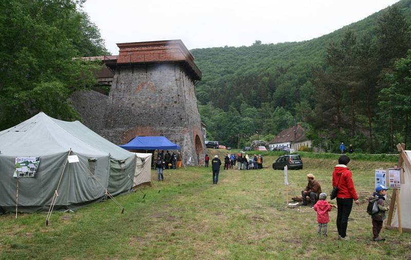 Ukázková tavba železa v replice historické pece. Uhlí vyrobené v milíři. Zpracování železa nebo výroba dehtu.  To vše si v sobotu prohlédli turisté, kteří zamířili do Josefovského údolí ke Staré huti nedaleko Adamova.