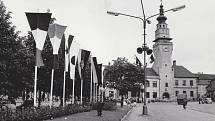Vyzdobené náměstí před boskovickou radnicí u příležitosti Filmového festivalu pracujících v roce 1965.