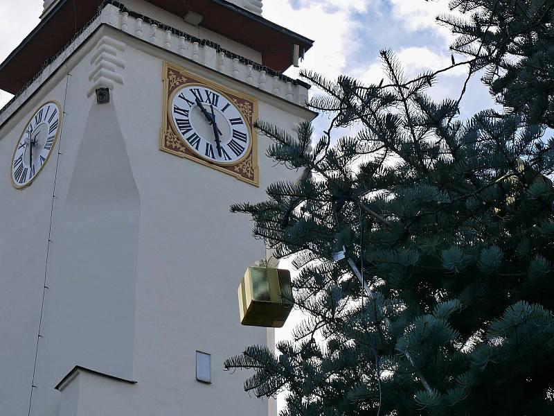 I když letos epidemická omezení nedovolila tradiční setkání, na náměstí v Boskovicích už svítí vánoční strom. Foto: Monika Šindelková