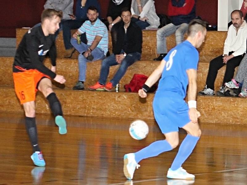 V utkání jihomoravské futsalové divize prohrála rezerva Amoru Lazor Vyškov (v modrých dresech) s týmem PRO-STATIC Blansko 5:8.