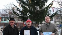 Šéfredaktorka Leona Paroulková a webeditorka Michaela Winklerová předaly dárky přímo pod vánočním stromem v Lysicích. 