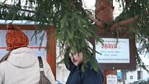 Šéfredaktorka Leona Paroulková a webeditorka Michaela Winklerová předaly dárky přímo pod vánočním stromem v Lysicích. 