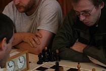 BOJ O FINÁLE.  Adamovští šachisté Karel Švehla (vlevo) a Martin Handl se soustředí v semifinálové bitvě se Sloupem.  Turnaj Černohorský soudek v Boskovicích  nakonec Adamov A  vyhrál.  