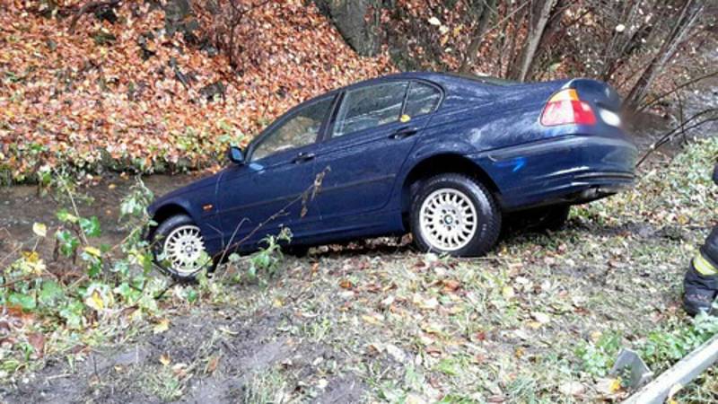 Řidič skončil mimo silnici u Svaté Kateřiny na Blanensku. Auto vytáhli z potoka hasiči.