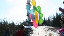 Slunečné dopoledne přilákalo k rozhledně ve Veselici stovky výletníků na tradiční velikonoční jarmark. Hlavně děti měly radost z přítomných ovcí a stánků s cukrovou vatou a balónky.