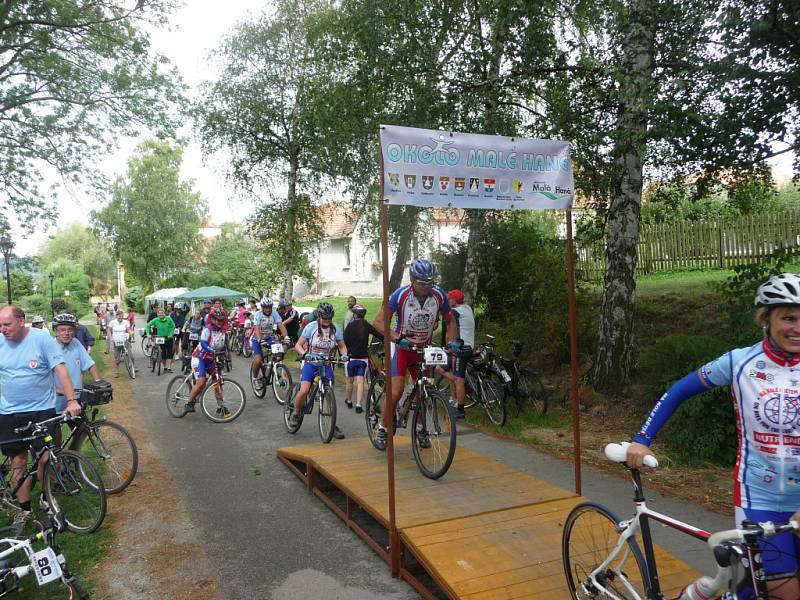 Čtyři sta startovních čísel a drobností pro účastníky připravili letos pořadatelé cyklovýletu Okolo Malé Hané. Ani zdaleka to ale nestačilo. Na šestý ročník akce totiž v sobotu přijelo rekordních šest stovek cyklistů. Obce mikroregionu Malá Haná se v pořá