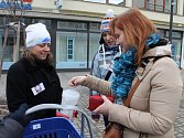 Pracovnice Oblastní charity Blansko nabízely v pondělí lidem sekanou s bramborovým salátem.