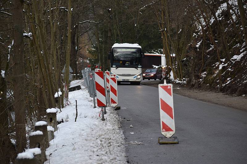 Silnice mezi Adamovem a Bílovicemi nad Svitavou je na řadě míst ve špatném stavu. Na rok ji navíc zatíží kvůli výluce autobusy.