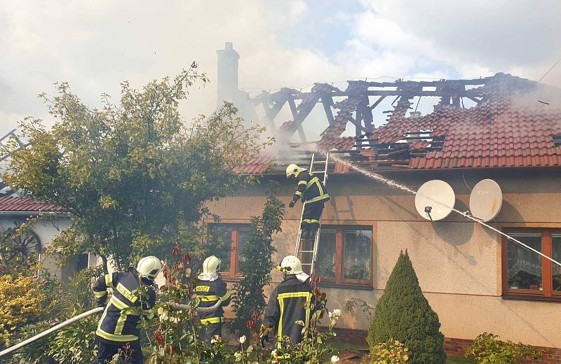 Hasiči zasahují u rozsáhlého požáru rodinného domu v Černovicích na Blanensku