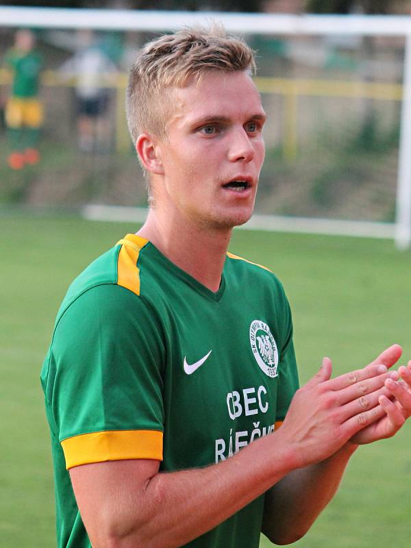 Fotbalista Olympie Ráječko (v zeleném) Jan Ovčačík.