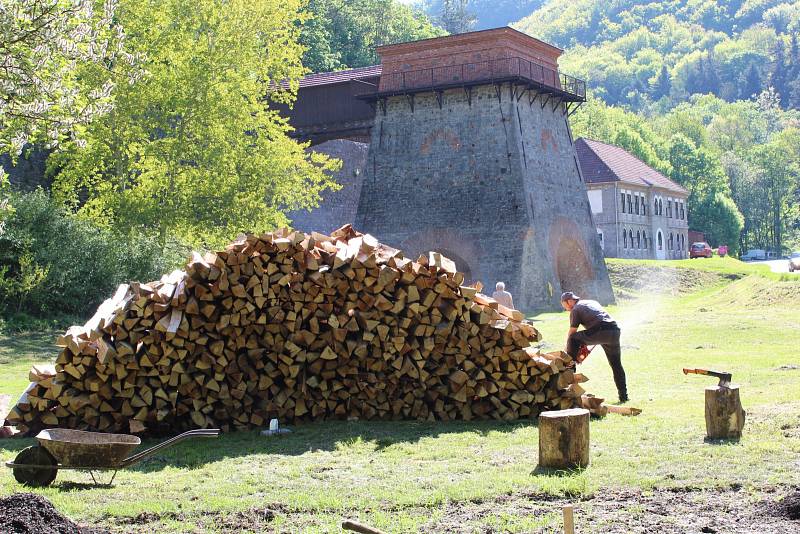 Příprava uhlířského milíře v Josefovském údolí u Adamova.