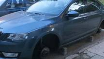 Řidič našel auto v adamovské ulici Sadová na kostkách. Bez kol.