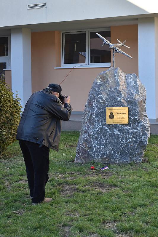 Bývalý člen britského královského letectva Zbyšek Nečas má ve Sloupu pomník. I s maketou stíhačky.