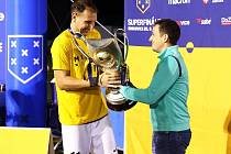 Stanislav Mařík přebírá trofej pro mistry Superligy malého fotbalu z rukou výkonného ředitele asociace Jana Pinkavy.
