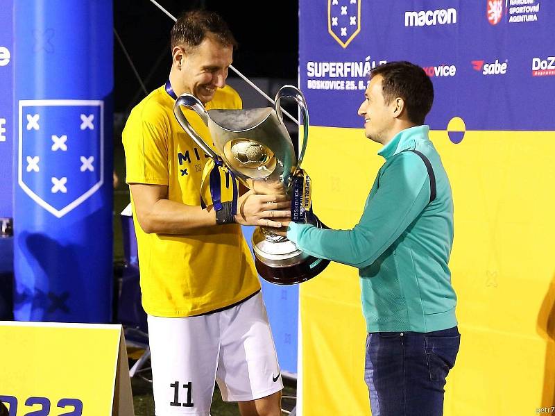 Stanislav Mařík přebírá trofej pro mistry Superligy malého fotbalu z rukou výkonného ředitele asociace Jana Pinkavy.