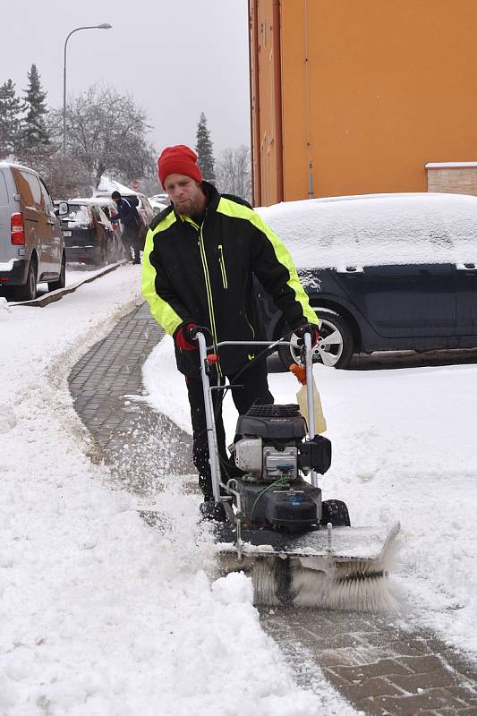 Děti v Adamově v neděli bobovaly a stavěly s rodiči sněhuláky. Do terénu musela kvůli sněhové nadílce vyrazit i technická četa.