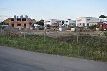 Blanensko je pro developery stále atraktivní. Staví byty i obchody. Na snímku výstavba domů v Ráječku.