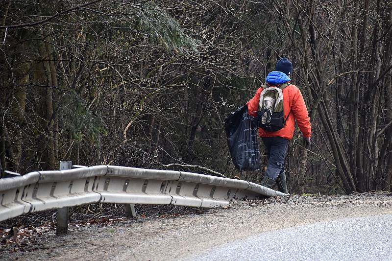 Dobrovolníci sbírali v sobotu odpadky v Moravském krasu na Blanensku. Zaměřili se na okolí silnic. Na snímku úsek mezi Josefovem a Olomučany.