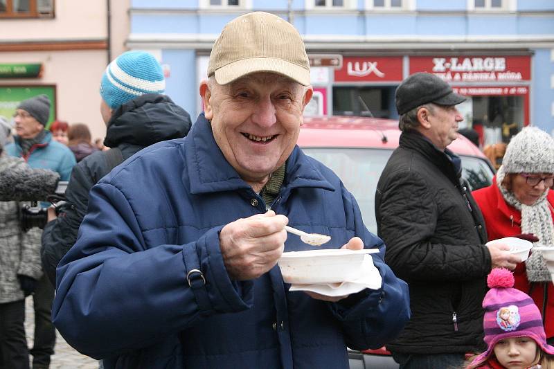 Štědrovečerní polévka pro chudé i bohaté v Boskovicích chutnala. Na dobročinné účely přinesla bramboračka přes sedmdesát tisíc korun.