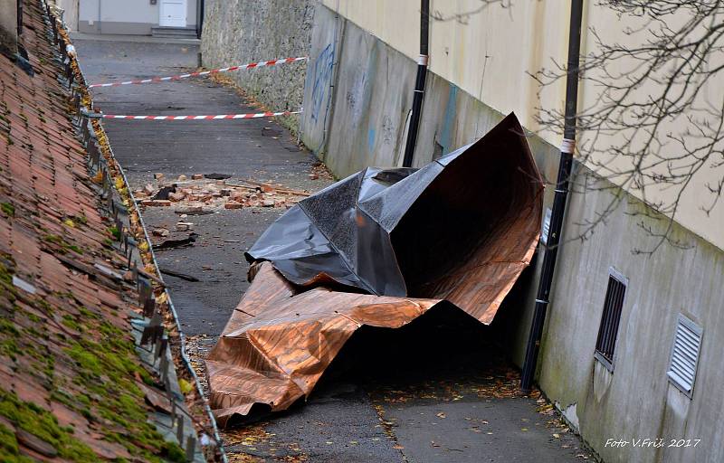 Nedělní vichřice poškodila také střechu na budově Zámeckého skleníku v Boskovicích a stromy v přilehlém parku.