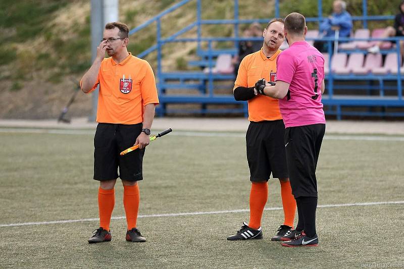 Blanensko (ve fialovém) vypadlo v play-off Superligy malého fotbalu s Mostem.