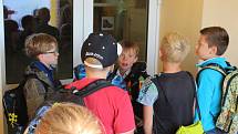 Děti vyrazily do školy. U přechodů hlídali policisté. Pětadvacet prvňáčků (na snímcích) přivítali v základní škole v adamovské ulici Ronovská.