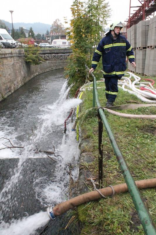 V letovickém průmyslovém areálu zasahovali hasiči u poškozeného stavidla na řece Svitavě.