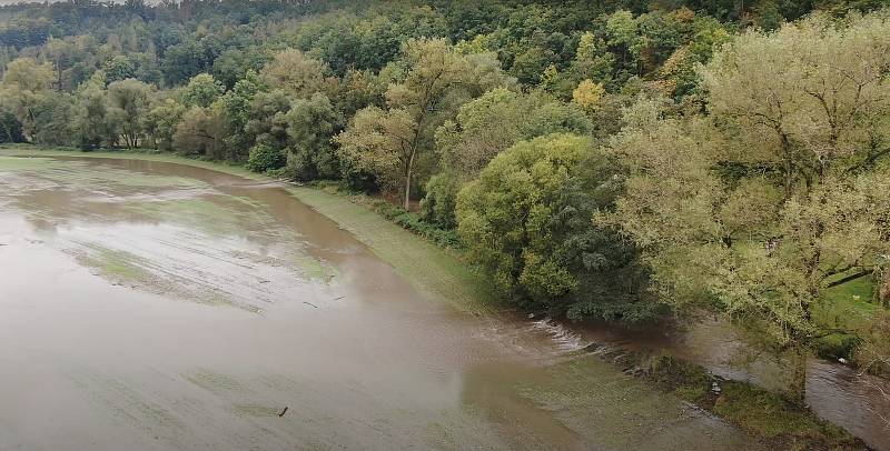 Svitava rozlitá do polí z ptačí perspektivy. Takto to ve čtvrtek vypadalo v okolí obce Lhota Rapotina na Blanensku, kudy protéká řeka Svitava.