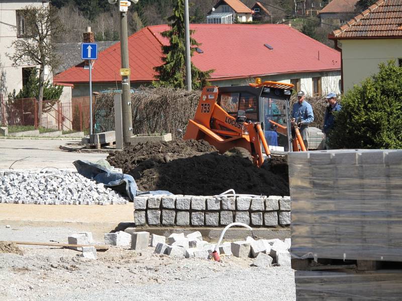 Opravy prostranství kolem kostela v Benešově se blíží do finále.