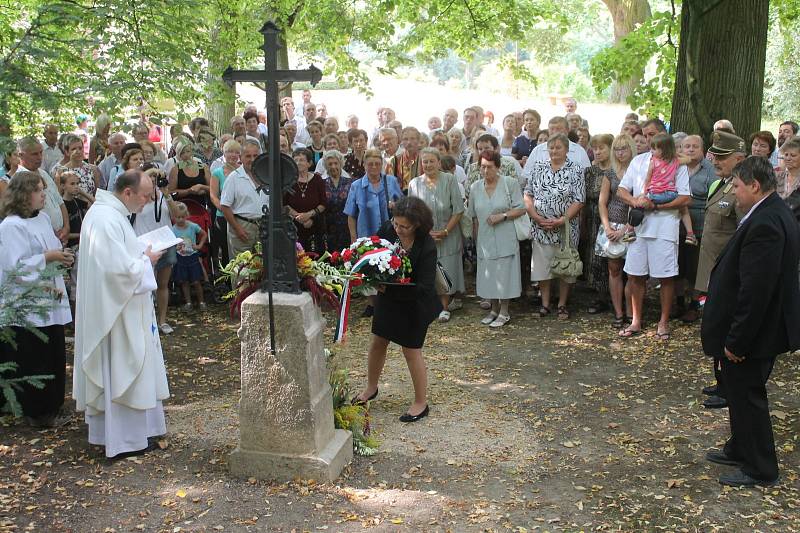 Třiapadesát obyvatel Rájce-Jestřebí a zřejmě stovky zajatých maďarských vojáků. Oběti velké tyfové epidemie. Ta v Rájci-Jestřebí vypukla krátce po osvobození v roce 1945. Jako připomínku této tragédie postavili ráječtí věřící v tamním zámeckém parku kříž.