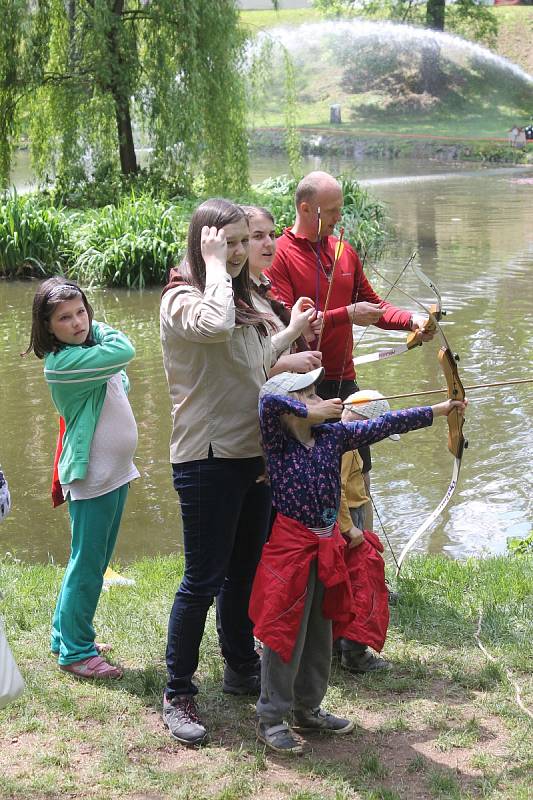 Stánky s pestrou nabídkou volnočasových aktiv. Konference, hudební festival, doprovodný program s řadou vystoupení a dva dny zalité sluncem. To byl letošní BambiFEST, který v pátek a sobotu ovládl zámecký park v Blansku.