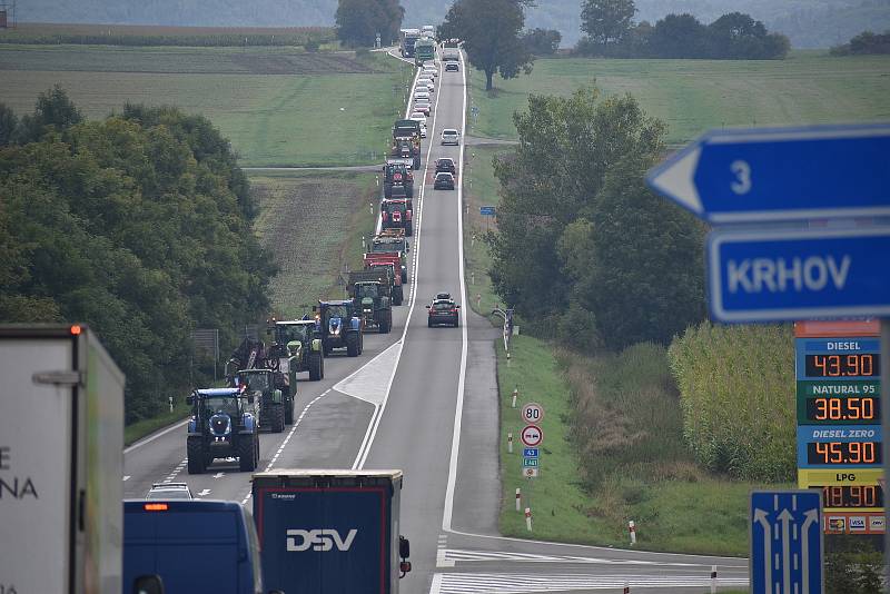 Vlajky a transparenty. Zemědělci z Blanenska protestovali pomalou jízdou v koloně na silnici I/43 také před dvěma lety.