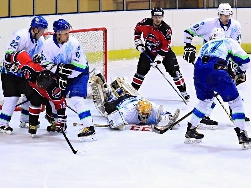 V prvním kole nového ročníku krajské hokejové ligy se hrálo okresní derby Dynamiters Blansko (v bílém) - Minerva Boskovice. Hosté zvítězili 4:2.