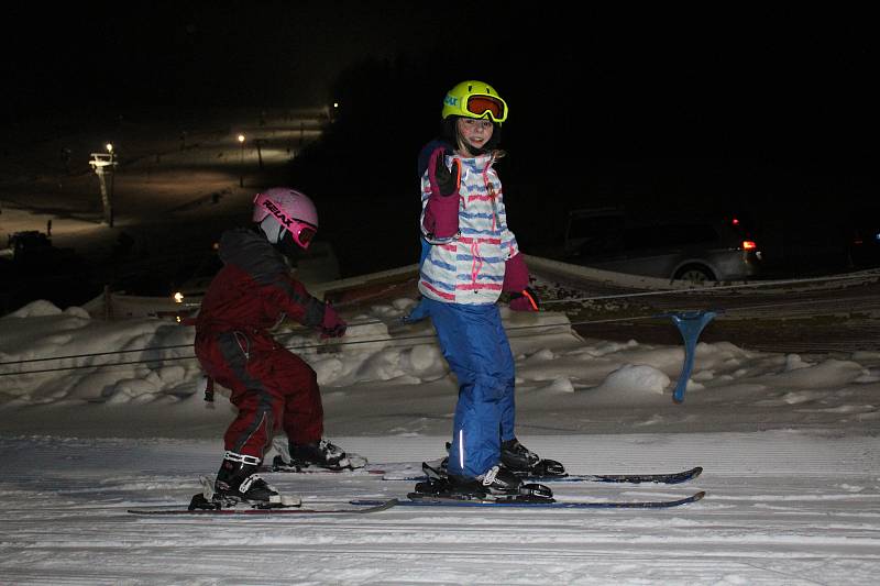 Na Blanensku už také začala lyžařská sezona. V Olešnici v pátek ve čtyři hodiny odpoledne spustili v tamním ski areálu kotvu a dětský vlek. I když na lyžování nebyly ideální podmínky a upravená je zatím jen část sjezdovky, desítkám lidí to vůbec nevadilo.