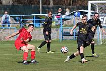 Fotbalisté Slovanu Brno (v červeném) vybojovali cennou remízu 0:0 s Vilémovicemi.