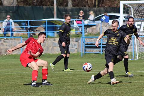 Fotbalisté Slovanu Brno (v červeném) vybojovali cennou remízu 0:0 s Vilémovicemi.