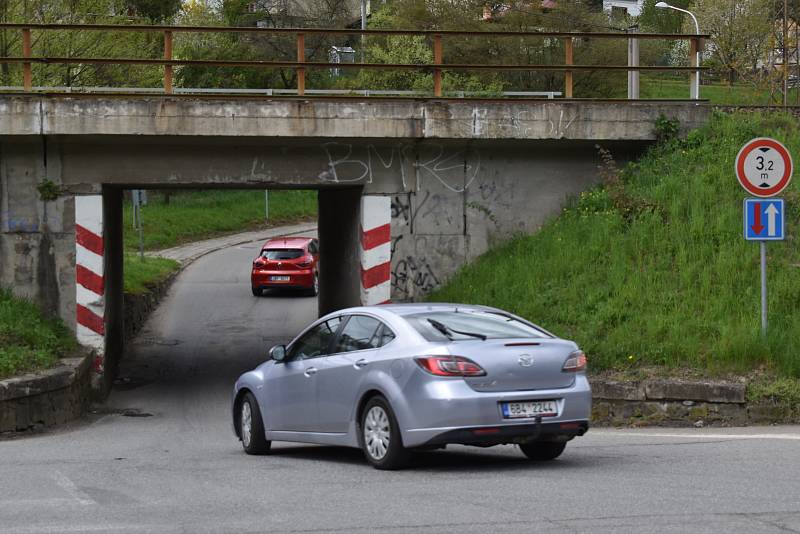 Rekonstrukce železnice se dotkne také silniční dopravy ve městě. Dojde totiž při ní k rozšíření a také zvýšení podjezdu pod tratí do částí Kolonie a sídliště Ptačina. V současnosti se tudy dá projet jen jedním směrem. Vyšší nákladní auta a rozměrnější aut